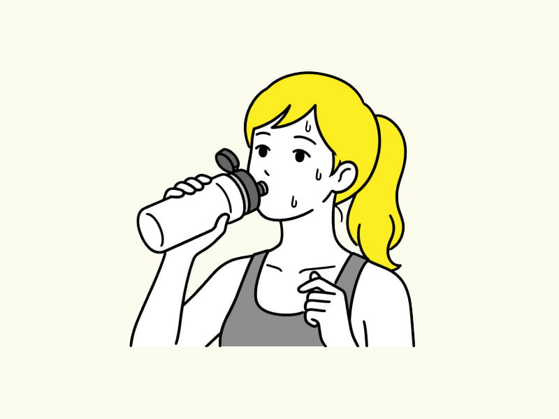 水分補給する女性